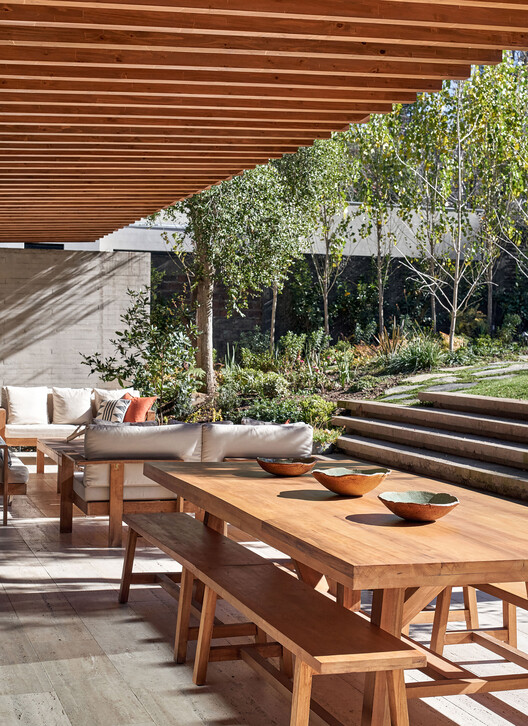 Casa La Chupalla / Juan Carlos Sabbagh Arquitectos - Fotografía exterior, Madera, Mesas, Sillas, Patio, Terraza