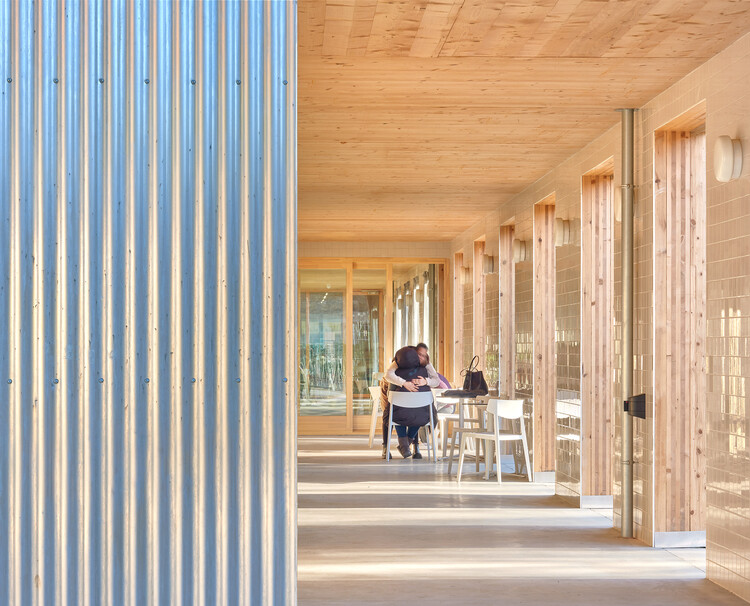 Refugio para mujeres sin hogar en Barcelona / Vivas Arquitectos - Fotografía interior, Madera, Pilares