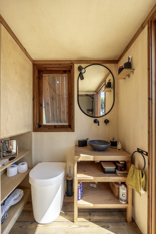 Morena TOW / Madeiguincho Morena TOW / Madeiguincho - Fotografia de Interiores, Banheiro, Madeira, Pia, Bacia Sanitária