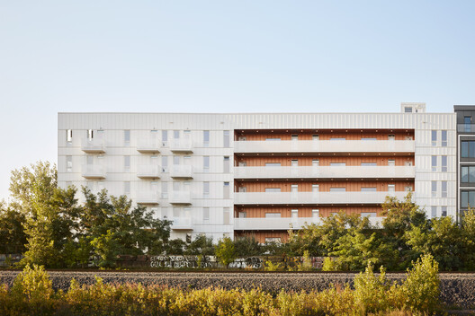 Intergenerational Housing Coop Milieu de l’Île / Pivot coopérative d'architecture