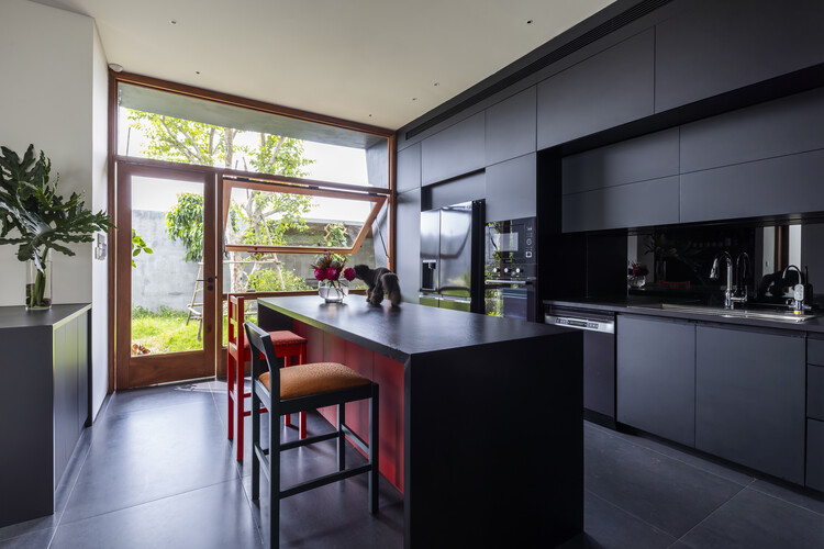 Casa Serena / 23o5Studio - Fotografia de Interiores, Cozinha, Madeira, Iluminação, Bancada, Vidro, Cadeira