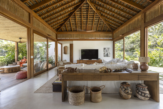 Ība House / Daniel Fromer - Interior Photography, Living Room, Wood, Beam