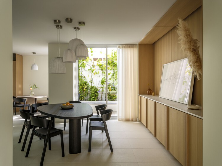 Residência Brisana / Paul Raff Studio - Fotografia de Interiores, Sala de Jantar, Madeira, Mesa, Iluminação, Cadeira, Vidro