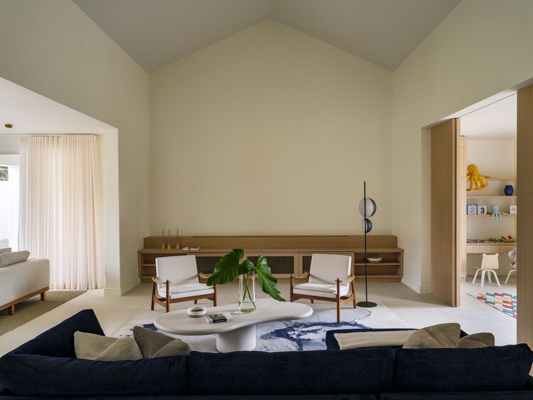 Residência Brisana / Paul Raff Studio - Fotografia de Interiores, Madeira, Sofá, Iluminação, Cadeira