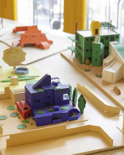 Clorindo Testa's  Artistic and Architectural Experimentation: Colors and Asymmetrical Plays in Spaces of Worship - Image 4 of 39