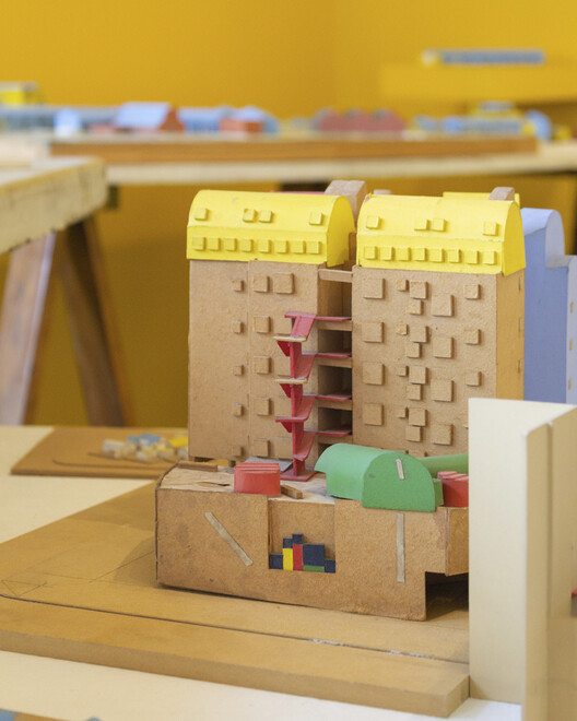 Clorindo Testa's  Artistic and Architectural Experimentation: Colors and Asymmetrical Plays in Spaces of Worship - Image 8 of 39