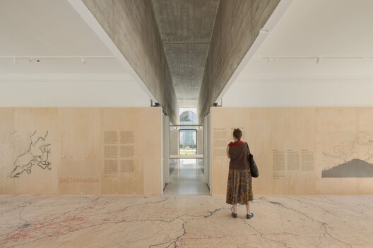 (RE)INVENÇÃO: Pavilhão do Brasil na Bienal de Arquitetura de Veneza / Plano Coletivo - Fotografia de Interiores, Concreto