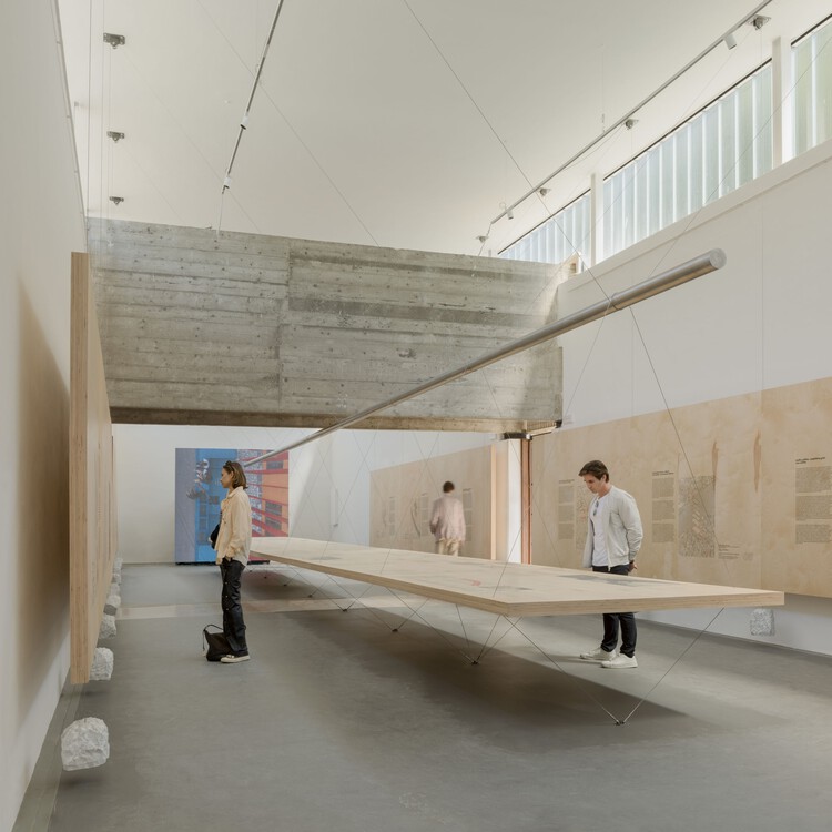 (RE)INVENÇÃO: Pavilhão do Brasil na Bienal de Arquitetura de Veneza / Plano Coletivo - Fotografia de Interiores, Instalação , Banco