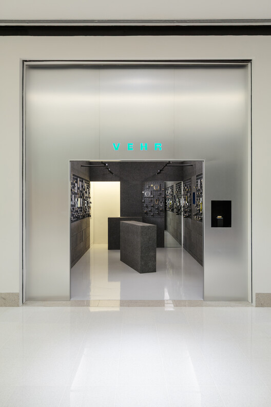 Loja Vehr / Luiz Solano + Ligia Zilbersztejn - Imagem 6 de 22