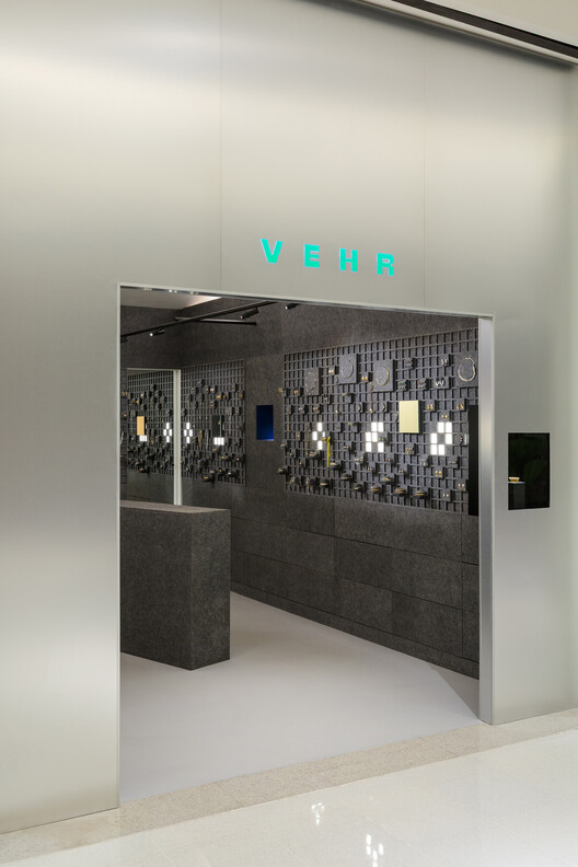 Loja Vehr / Luiz Solano + Ligia Zilbersztejn - Imagem 2 de 22