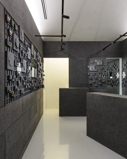 Loja Vehr / Luiz Solano + Ligia Zilbersztejn - Imagem 3 de 22