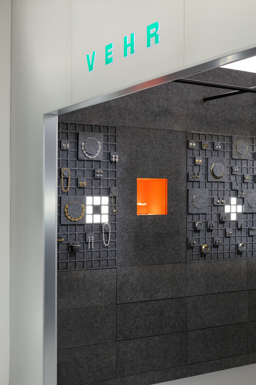 Loja Vehr / Luiz Solano + Ligia Zilbersztejn - Imagem 9 de 22