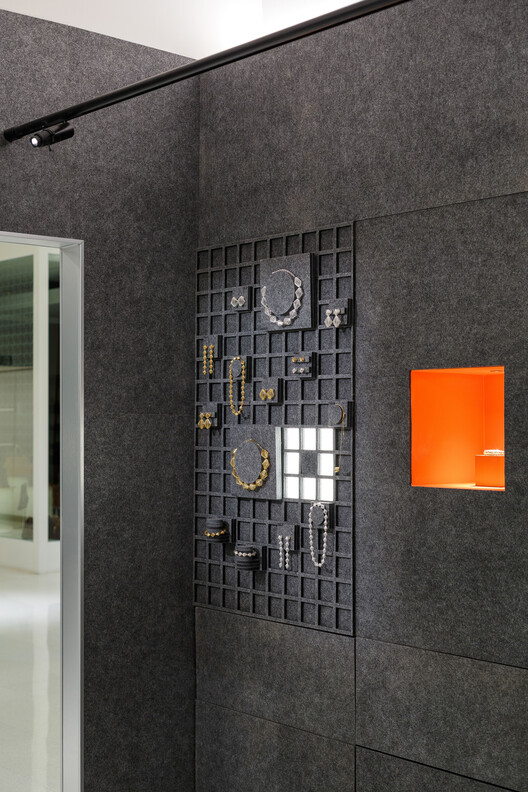 Loja Vehr / Luiz Solano + Ligia Zilbersztejn - Imagem 10 de 22