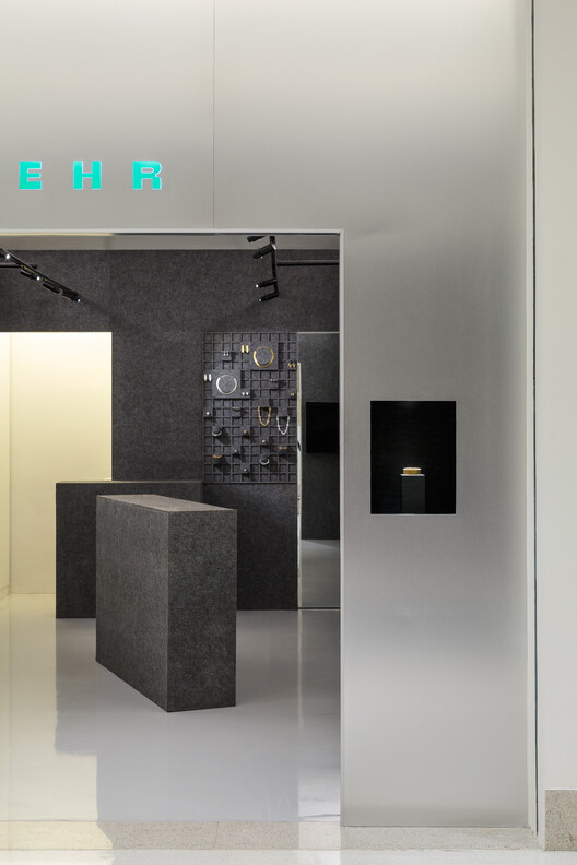 Loja Vehr / Luiz Solano + Ligia Zilbersztejn - Imagem 4 de 22