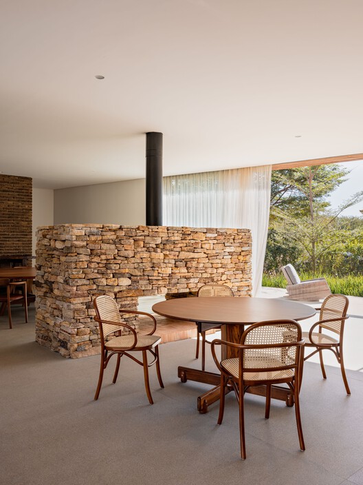 Casa Haras / Felipe Hess Arquitetos - Fotografía interior, Comedor, Madera, Sillas, Ladrillo
