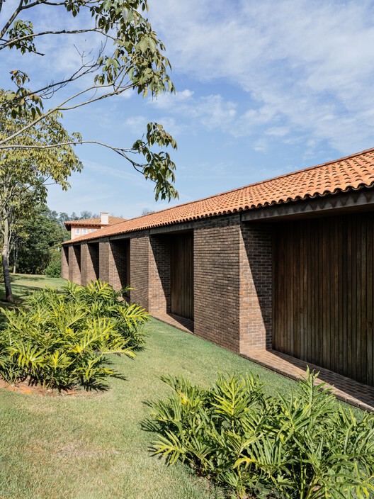 Haras House / Felipe Hess Arquitetos - Exterior Photography, Wood, Brick, Garden