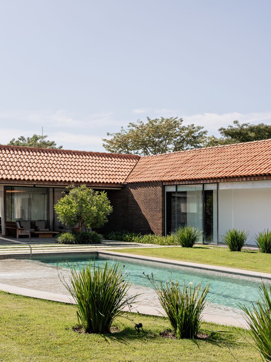Haras House / Felipe Hess Arquitetos - Exterior Photography, Door, Brick, Courtyard