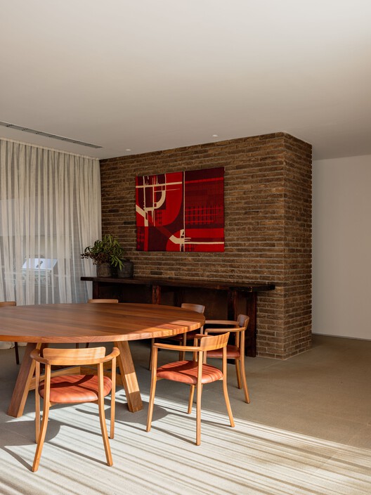 Haras House / Felipe Hess Arquitetos - Interior Photography, Dining room, Wood, Table, Chair, Brick
