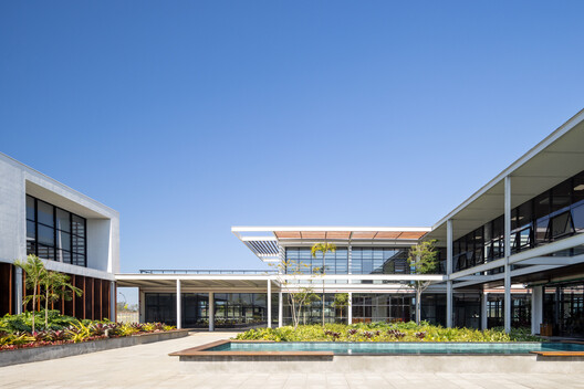 Parque Industrial Vanelise Confecções / VOO® - Fotografía exterior, Patio interior