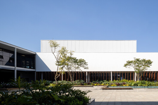 Parque Industrial Vanelise Confecções / VOO® - Fotografía exterior