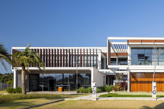 Parque Industrial Vanelise Confecções / VOO® - Fotografía exterior, Fachada, Balcón, Patio interior