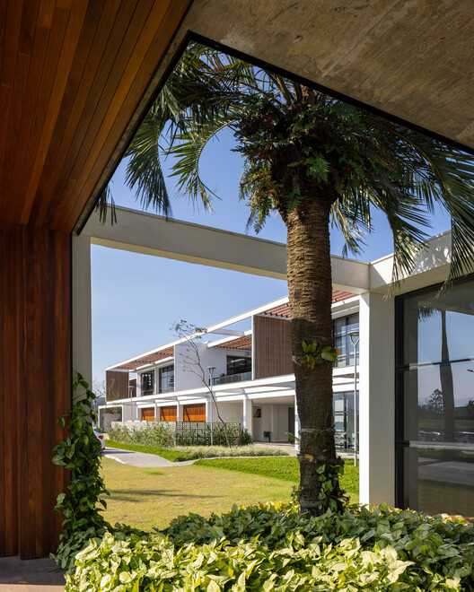 Parque Industrial Vanelise Confecções / VOO® - Fotografía exterior, Jardín, Patio interior