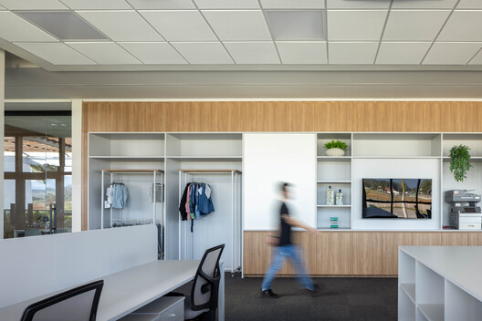 Parque Industrial Vanelise Confecções / VOO® - Fotografía interior, Cocina, Madera, Iluminación, Mesas, Vidrio, Sillas