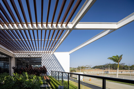 Parque Industrial Vanelise Confecções / VOO® - Fotografía exterior, Fijación Vigas, Acero