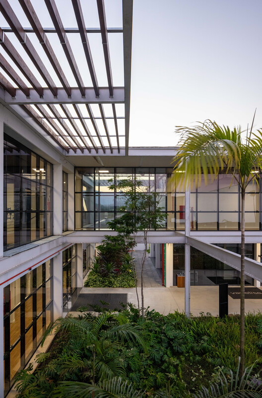 Parque Industrial Vanelise Confecções / VOO® - Fotografía exterior, Patio interior