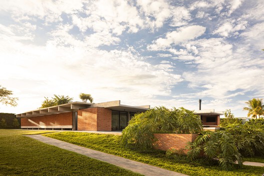 Lima House / BLOCO Arquitetos - Image 6 of 23