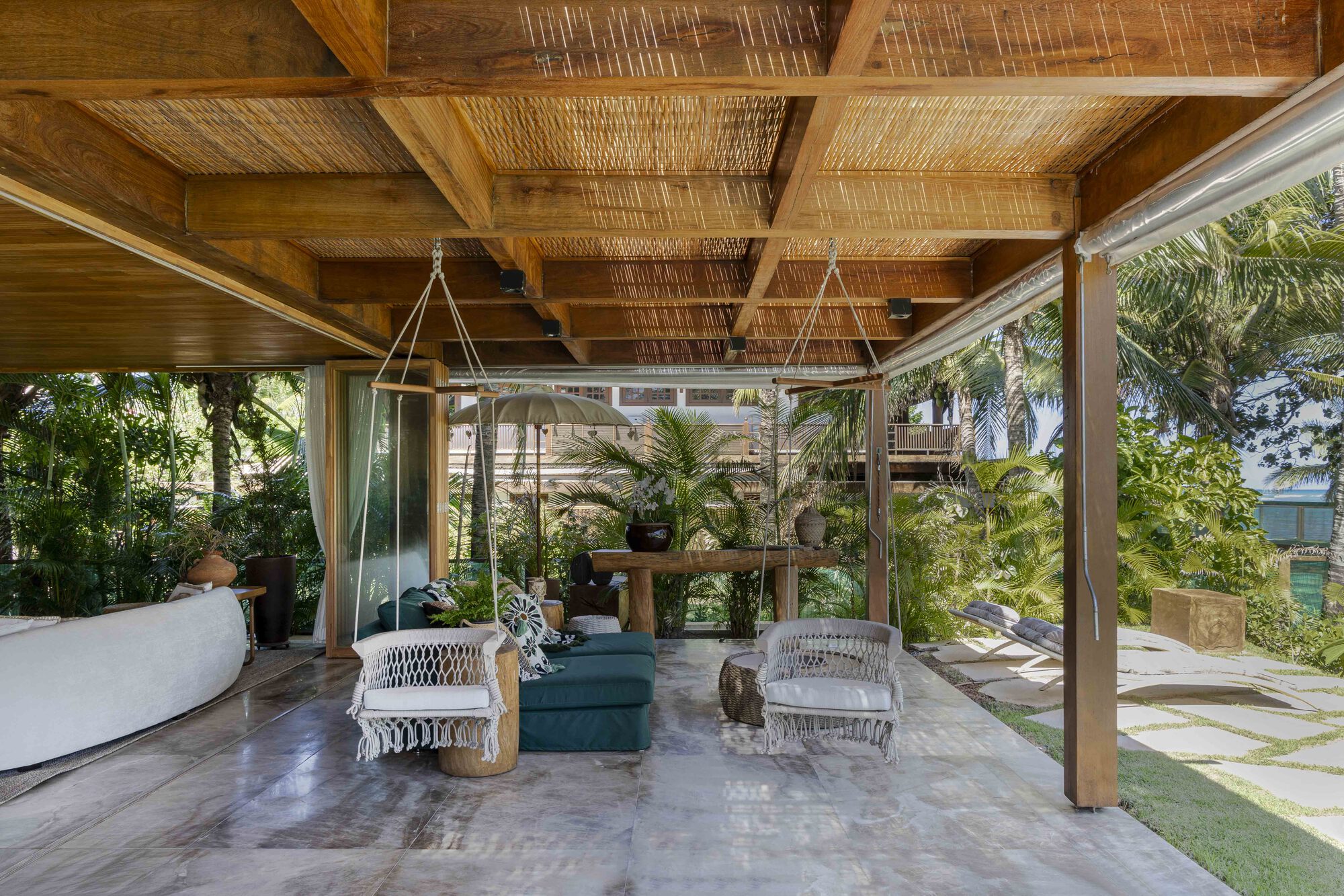 Casa Coral organiza 501 m² para reunir a una familia extensa frente a la costa de Bahía, vista 3