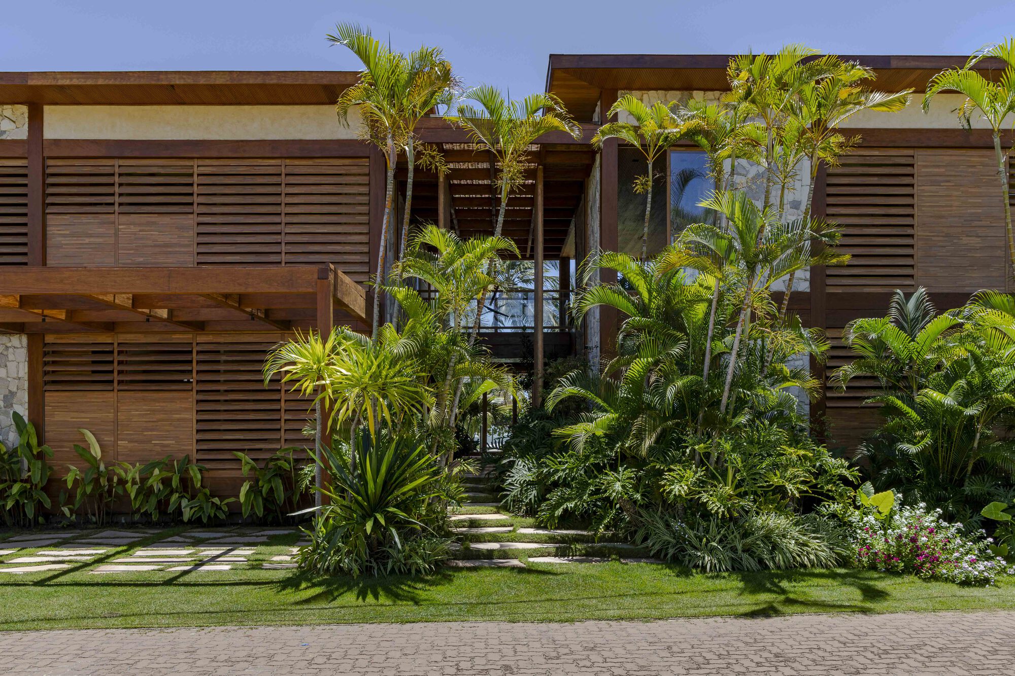 Casa Coral organiza 501 m² para reunir a una familia extensa frente a la costa de Bahía, vista 2
