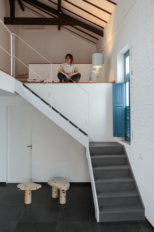 Edifício Gamboa / MZNO - Fotografia de Interiores, Escada, Madeira, Iluminação, Corrimão, Porta