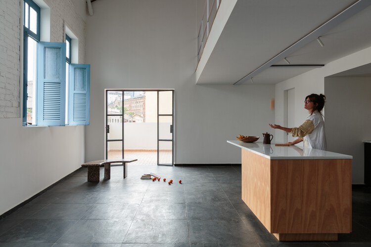 Edifício Gamboa / MZNO - Fotografia de Interiores, Renovação, Cozinha, Iluminação, Cadeira, Bancada