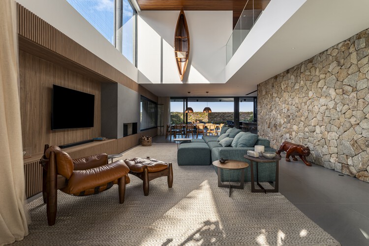 Casa Villaggio / Vox Arquitetura - Fotografía interior, Sala de estar, Madera, Sillones, Sillas