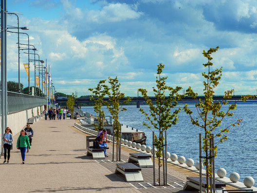 Why Sit by the Dock of the Bay? Designing Thresholds to the Water - Image 17 of 53