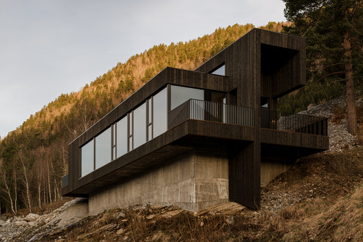 18-07 Holiday Home / OFFICE INAINN