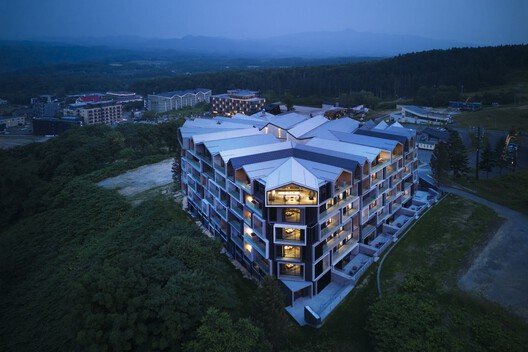 MUWA NISEKO  / Nikken Sekkei - Exterior Photography, Balcony