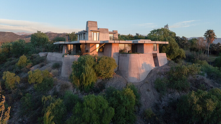 OF. Brutal Honesty Mountain House / OF. Studio - Fotografía exterior