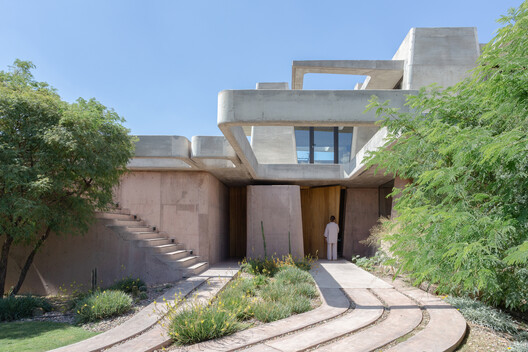 OF. Brutal Honesty Mountain House / OF. Studio