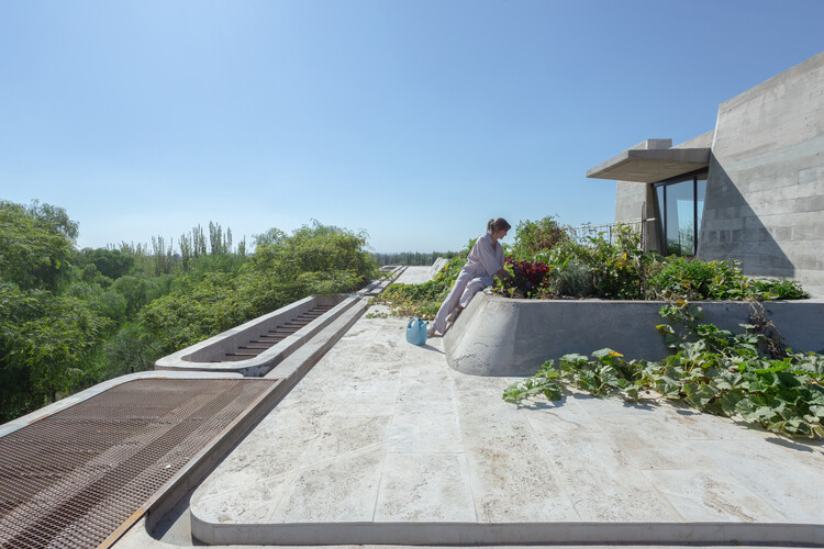 OF. Brutal Honesty Mountain House / OF. Studio - Fotografía exterior, Concreto