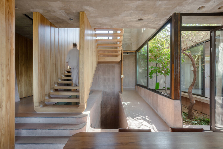 OF. Brutal Honesty Mountain House / OF. Studio - Fotografía interior, Escaleras, Madera, Concreto