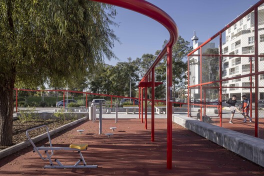 Olympic Neighborhood Square / Región Austral  - Exterior Photography, Fence, Handrail