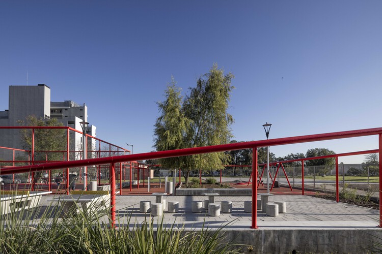 Plaza Barrio Olímpico  / Región Austral  + CEEU - Fotografía exterior, Barandas