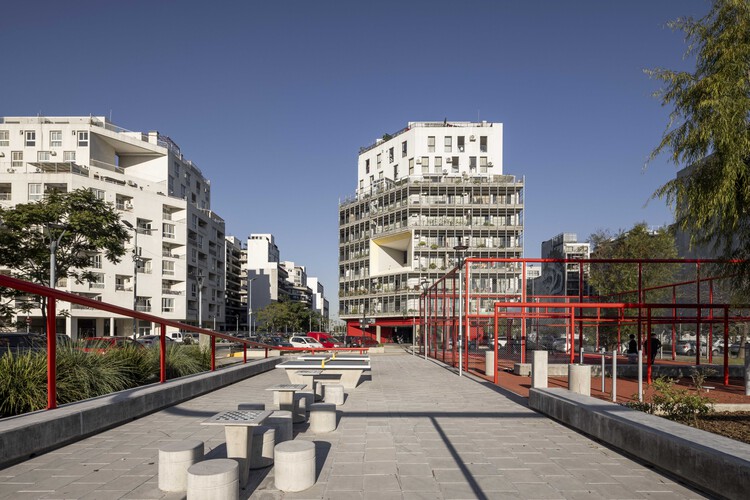 Plaza Barrio Olímpico  / Región Austral  + CEEU - Fotografía exterior, Fachada