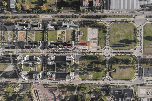 Olympic Neighborhood Square / Región Austral  - Image 24 of 32