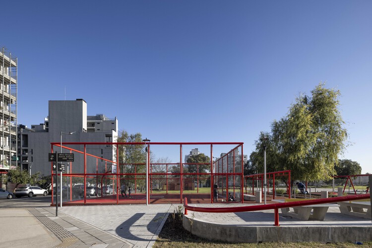Plaza Barrio Olímpico  / Región Austral  + CEEU - Fotografía exterior