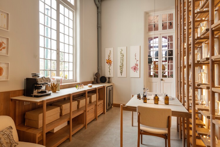 Atelier del Perfumista - CASACOR Perú 2025 / David Zwiebach Arquitectura - Fotografía interior, Comedor, Estanterías, Madera, Mesas, Iluminación, Sillas, Vidrio