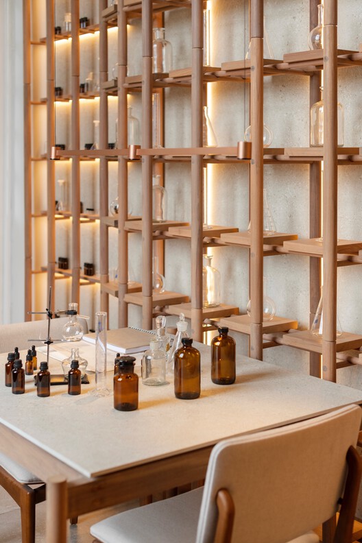 Atelier del Perfumista - CASACOR Perú 2025 / David Zwiebach Arquitectura - Fotografía interior, Madera, Estanterías, Vidrio
