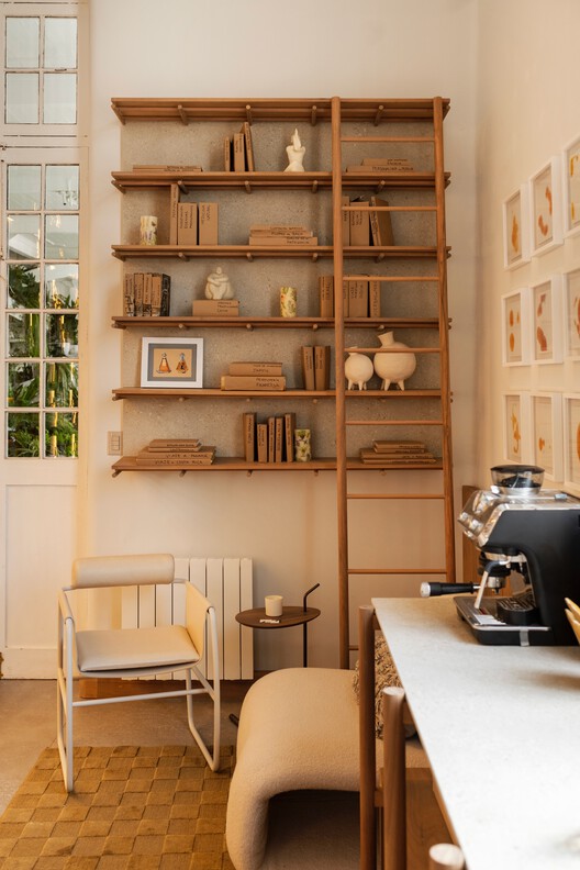 Atelier del Perfumista - CASACOR Perú 2025 / David Zwiebach Arquitectura - Fotografía interior, Armarios, Estanterías, Madera, Sillas